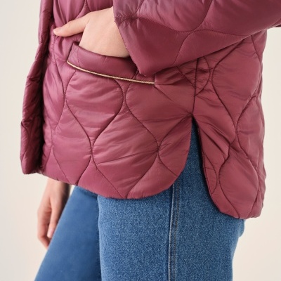 Casaco acolchoado vinho com bolso e jeans azul