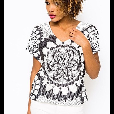 T-shirt feminina branca com padrão preto de mandala e flores