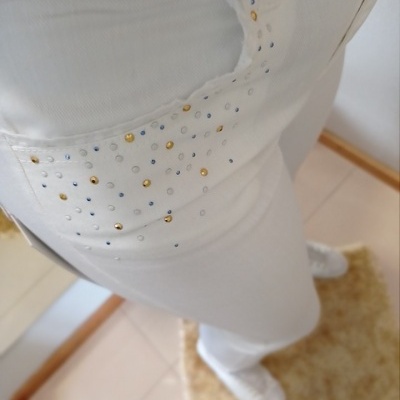 Calças brancas com brilhos dourados e prateados