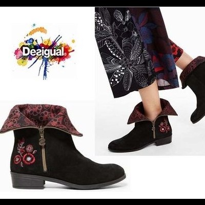Botas negras com bordados florais e pala virada, com fecho de correr, marca Desigual