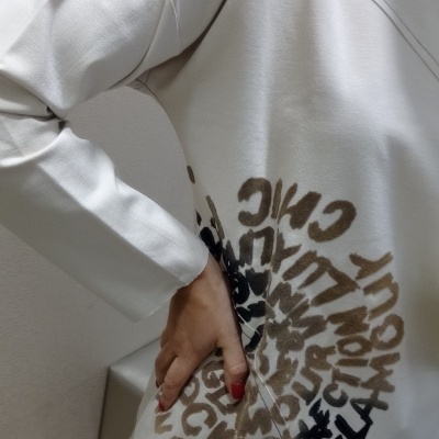 T-shirt branca de manga comprida com estampa circular de palavras em várias cores