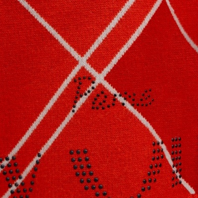 Tecido vermelho com padrão xadrez branco e detalhes em tachas pretas