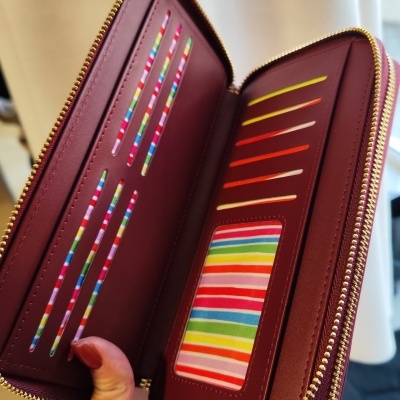 Carteira borgonha com interior colorido e fecho dourado