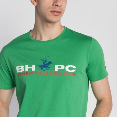 Homem a usar t-shirt verde com estampa BEVERLY HILLS POLO CLUB