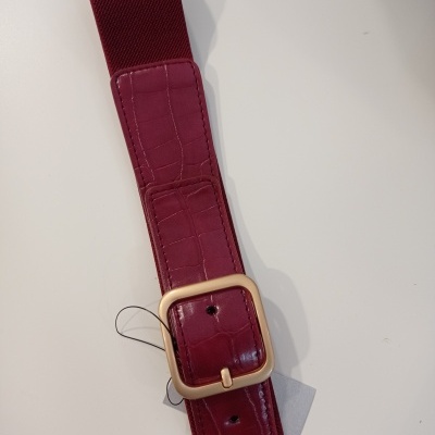 Cinto vermelho com fivela dourada e parte elástica vinho