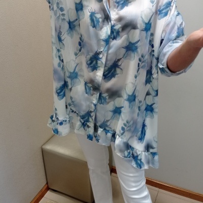 Camisa feminina de tecido fluido com estampa de flores azuis e brancas e calças brancas