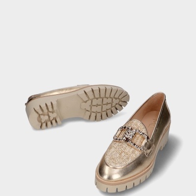 mocassins dourados com solado grosso e detalhe em tecido natural