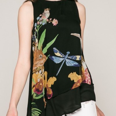 Top feminino preto com estampa de libélula, coelho e flores