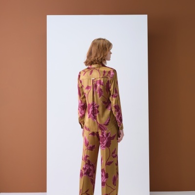 Pijama floral castanho e rosa com camisa de mangas compridas e calças largas