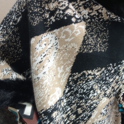 Poncho de malha com padrão abstrato preto, bege e branco com gola e bainha de pelo preto