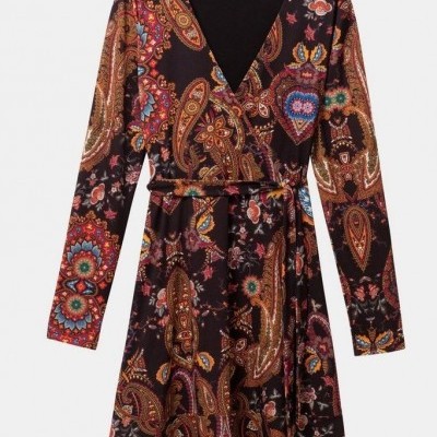 Vestido paisley multicolorido com mangas compridas e cinto