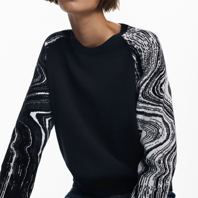 Camisola preta com mangas padrão abstrato preto e branco e calças de ganga escuras