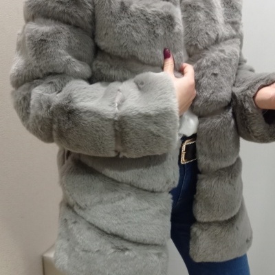 Casaco cinzento de pelo curto acolchoado