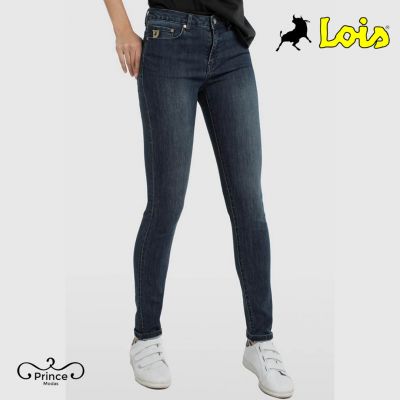 Jeans denim escuros de mulher com corte skinny e sapatilhas brancas