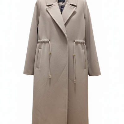 Casaco bege comprido com gola de lapela e cordões ajustáveis