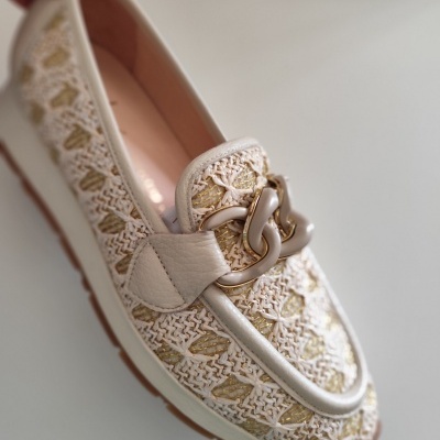 Mocassim feminino bege com padrão trançado dourado e branco e corrente frontal dourada