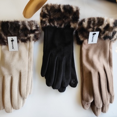 Três pares de luvas com punho de pelo e etiquetas charrete