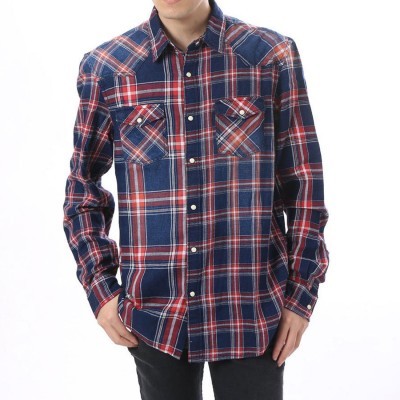 Camisa xadrez azul, vermelha e branca com bolsos e botões pretos