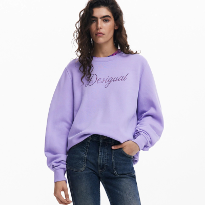 sweatshirt lilás com texto Desigual e jeans escuro num fundo branco