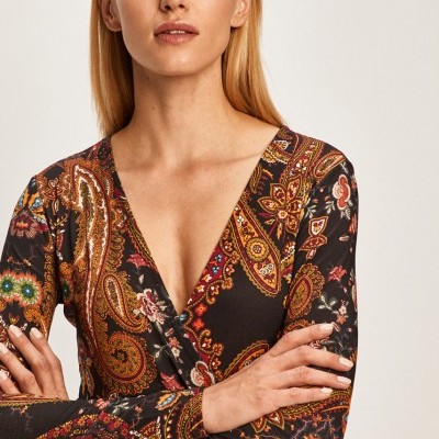 Vestido com padrão floral e cachemira em tons castanhos e laranja