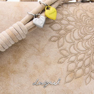 Mochila bege Desigual com padrão floral bordado e pendentes em forma de coração