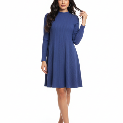 Vestido azul de malha com manga comprida e sapatos pretos