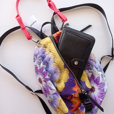 Mala de cintura floral colorida com carteira preta em relevo