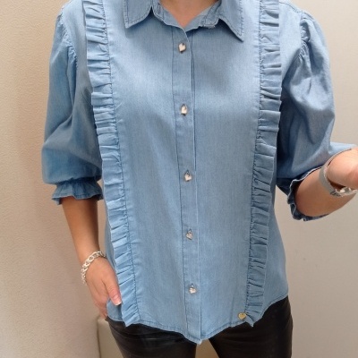 Blusa denim azul clara com folhos e botões prateados