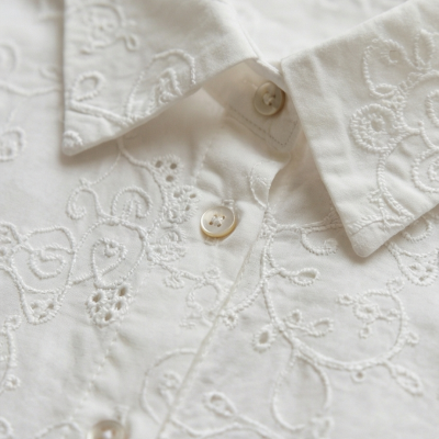 Camisa branca bordada com botões de madrepérola