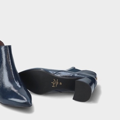 Botins de salto médio em verniz azul escuro com sola preta e marca MA V