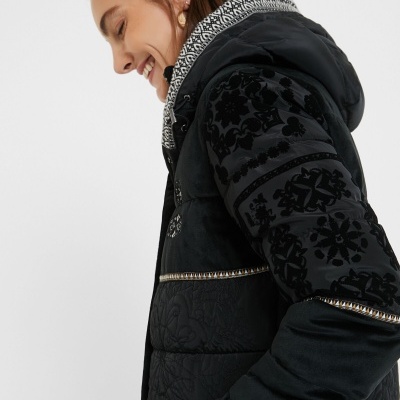 casaco preto com padrão floral e capuz com padrão geométrico