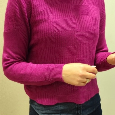 Camisola de malha rosa com padrão de quadrados e gola alta