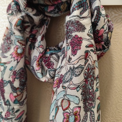 Lenço branco com padrão floral colorido pendurado