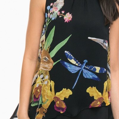 Blusa preta sem mangas com estampado colorido de animais e flores