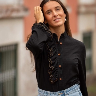Camisa preta feminina com folhos e botões castanhos