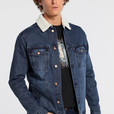 Casaco de ganga azul escuro com gola branca e botões cor de cobre