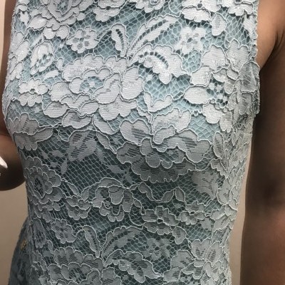 Vestido feminino renda branca sobre tecido verde-água com padrão floral
