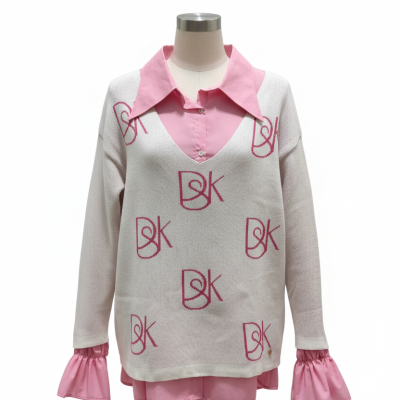 Camisola bege com padrão rosa BK, gola e punhos rosa em manequim