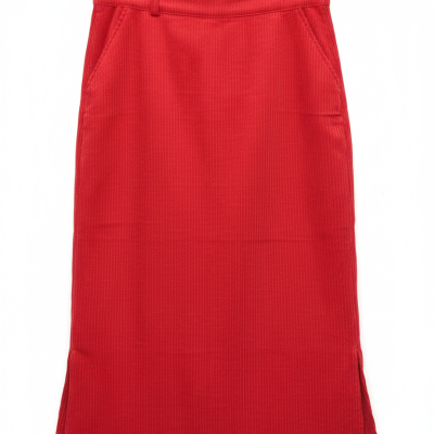 Saia midi vermelha com bolsos e fendas, pendurada num cabide preto