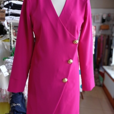 Vestido rosa de manga comprida com botões dourados em manequim