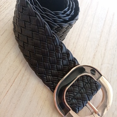 Cinto preto trançado com fivela metálica dourada