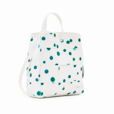 Mochila branca com manchas verdes escuras e alças ajustáveis