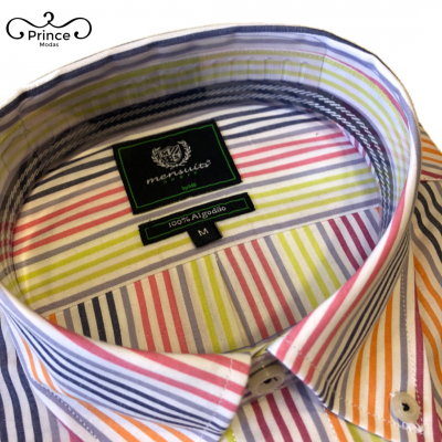 Camisa com padrão de riscas coloridas e etiquetas internas