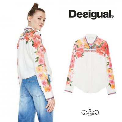 Camisa branca com padrão floral vermelha e rosa nas mangas e ombros, gola decorada, em modelo e isoladamente