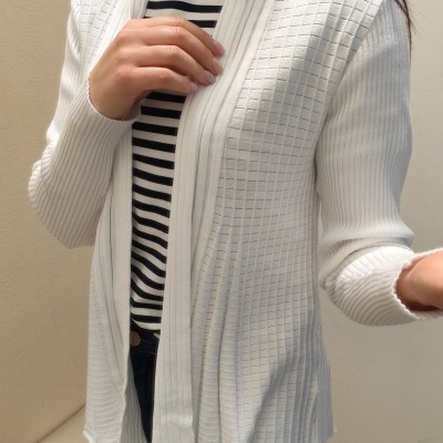 Cardigan branco de malha com riscas e padrão de quadrados