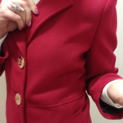 Casaco feminino vermelho com botões dourados e detalhes em tecido