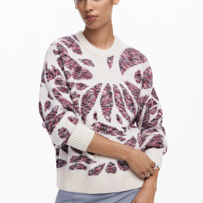 Camisola creme com padrão de folhas rosa e preto em modelo