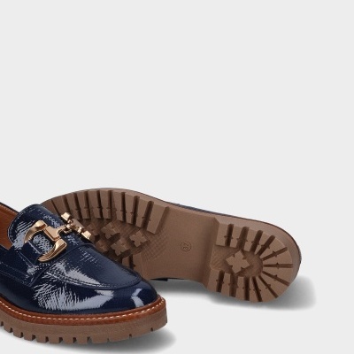 Mocassins em verniz azul escuro com sola robusta castanha