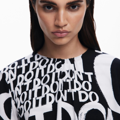 T-shirt preta com texto branco repetido DONT DO IT