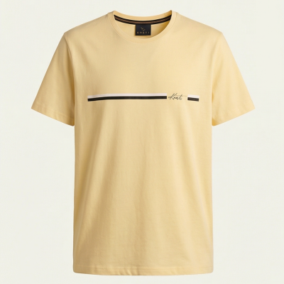 T-shirt bege claro com linha horizontal branca e preta e assinatura Kost no peito